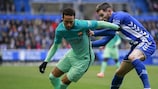 Alavés-Verteidiger Theo Hernández im Duell mit Barcelonas Neymar