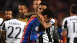 Dani Alves, então na Juventus, conforta Neymar, então no Barcelona, depois do embate entre Juve e Barça dos quartos-de-final da época passada