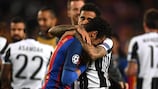 Juve's Dani Alves comforts Barcelona's Neymar after last season's quarter-finals