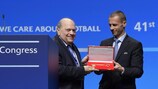 New UEFA honorary member Marios N. Lefkaritis (Cyprus) and UEFA President Aleksander Čeferin at the 41st UEFA Ordinary Congress in Helsinki in April 2017