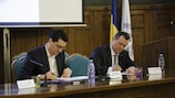 Răzvan Burleanu (links) und Nicolae Istudor bei der Unterzeichnung