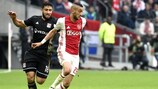 Nabil Fekir, do Lyon, persegue Hakim Ziyech, do Ajax
