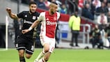 Le Lyonnais Nabil Fekir à la poursuite d'Hakim Ziyech (Ajax)