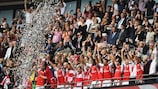 Arsenal brandit le trophée dans les tribunes de Wembley