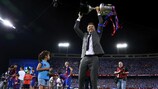 Luis Enrique brandit son dernier trophée devant les fans du Barça