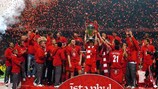 O Liverpool recebe o troféu depois do triunfo na final da UEFA Champions League em 2005