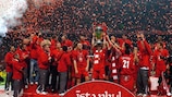 "Ливерпулю" вручают трофей после победы над "Миланом" в Стамбуле