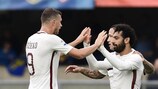 Mohamed Salah ed Edin Džeko dopo un gol con la Roma a maggio