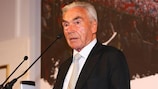Josef "Beppo" Mauhart foi presidente da Federação Austríaca de Futebol (ÖFB) entre 1984 e 2002