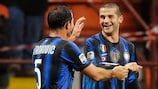Celebrando un gol con el Inter, y ahora ojeadores técnicos de la UEFA, Dejan Stanković (izquierdo) y Cristian Chivu