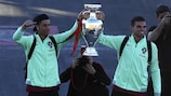 Ronaldo et Pepe avec le trophée de l'EURO