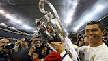 Cristiano Ronaldo exibe o troféu que ganhou pela quarta vez