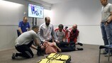 Os médicos presentes no workshop em Barcelona receberam treino sobre como lidar com situações de tratamento de emergência no terreno de jogo