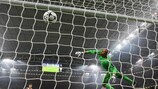 Il portiere del Real Madrid, Keylor Navas, subisce uno splendido gol dallo juventino Mario Mandžukić nella finale di UEFA Champions League della passata stagione - rete votata come Gol della Stagione dagli utenti di UEFA.com