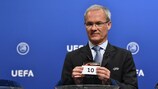 Giorgio Marchetti, stellvertender UEFA-Generalsekretär, bei der Auslosung