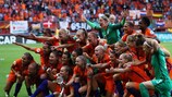 Las holandesas se hacen la foto con el trofeo