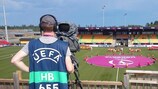 Um operador de câmara no EURO feminino Sub-19
