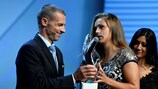 Lieke Martens recibe el premio de manos del Presidente de la UEFA