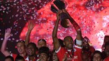 O capitão do Benfica, Luisão, ergue a sétima Supertaça de Portugal conquistada pelo clube