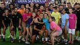 Los jugadores del Real Madrid, con los jóvenes en el estadio