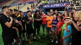 Les joueurs du Real Madrid avec les jeunes de Skopje