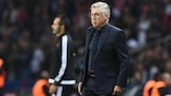 Carlo Ancelotti frustrado no banco na derrota em Paris