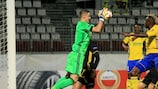 Sheriff goalkeeper Zvonimir Mikulić gets two hands on the ball