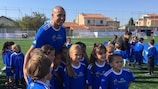 David Trezeguet zusammen mit Kindern bei der Feier im Rahmen der Übergabe des Maxispielfelds durch die UEFA an die Stadt Marseille.