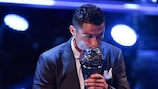 Cristiano Ronaldo embrasse le trophée de meilleur joueur FIFA