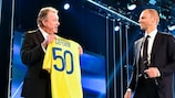 Karl-Erik Nilsson entrega a Aleksander Čeferin uma camisola da Suécia