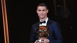 Cristiano Ronaldo a reçu son 5e Ballon d'Or jeudi à Paris