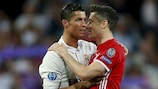 Cristiano Ronaldo e Robert Lewandowski depois do embate dos quartos-de-final da temporada passada