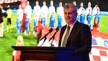 O presidente da Federação Croata de Futebol, Davor Šuker, discursa perante a assembleia
