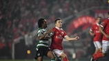 Alex Grimaldo (Benfica) e Gelson Martins (Sporting) disputam a bola