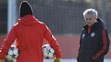 José Mourinho oversees Man. United's training session