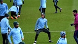 Raheem Sterling no treino de segunda-feira do Manchester City antes da viagem para Basileia