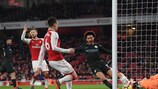 Лерой Сане забивает третий гол в ворота "Арсенала"