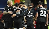 Wissam Ben Yedder abraça os colegas depois de marcar pelo Sevilha no terreno do Manchester United