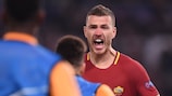 Edin Džeko celebra um golo pela Roma na UEFA Champions League