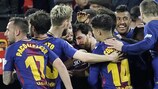 Lionel Messi é abraçado pelos colegas após fazer o empate para o Barcelona