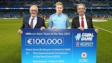 Peter Gilliéron, member du Comité exécutif de l’UEFA et président de la Commission du fair-play et de la responsabilité sociale de l’UEFA, Kevin De Bruyne et Dominik Stillhart, directeur des opérations mondiales au CICR.