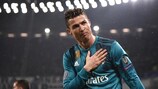 Cristiano Ronaldo festeja depois de marcar o seu segundo golo e o segundo golo do Real Madrid no triunfo em casa da Juventus