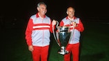 Manager Joe Fagan (à esquerda) e Ronnie Moran com a Taça dos Campeões depois do triunfo do Liverpool sobre a Roma na final de 1984