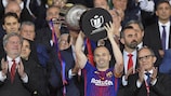 Andrés Iniesta levanta el trofeo de la Copa del Rey