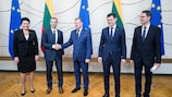 Da esquerda para a direita: a presidente do Comité Olímpico da Lituânia, Daina Gudzinevičiūtė, Aleksander Čeferin, o primeiro-ministro lituano, Saulius Skvernelis, o presidente da LFF, Tomas Danilevičius, e Elvinas Jankevičius, primeiro-ministro adjunto.