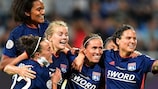 Les joueuses de Lyon félicitent Camille Abily après son but en finale
