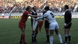 Phil Thompson (left) exchanges pennants with Carlos Santillana ahead of the 1981 European Cup final