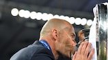 Zinédine Zidane besa el trofeo de la Champions en Kiev