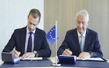 Aleksander Čeferin und Thorbjørn Jagland bei der Unterzeichnung der Grundsatzvereinbarung.