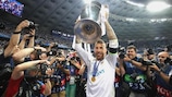 Sergio Ramos recibe el trofeo en Kiev